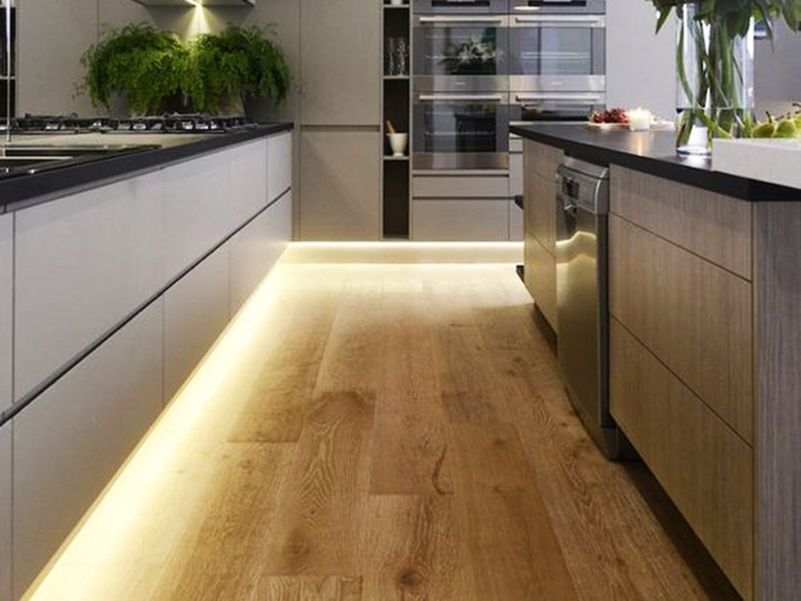 Ruban LED blanc chaud pour éclairer les plinthes de la cuisine