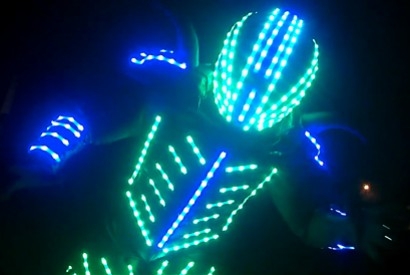 Un robot led échassier haut en couleur !