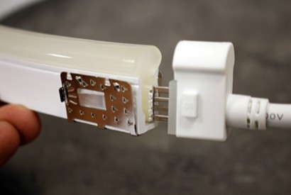 Comment brancher un connecteur étanche à clipser sur un néon led RGB 24V ?