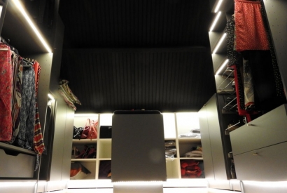 Un dressing lumineux composé de Bandes LED pour mettre en valeur vos vêtements !