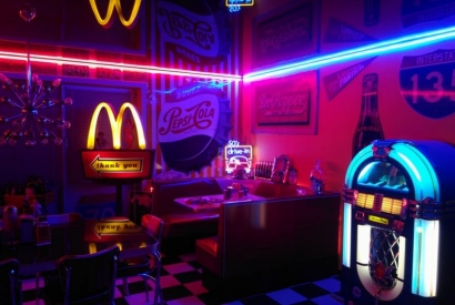 Plongez dans un restaurant américain des années 50