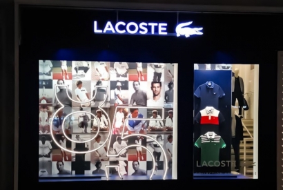 Le Néon led slim met en lumière la vitrine d'un magasin Lacoste