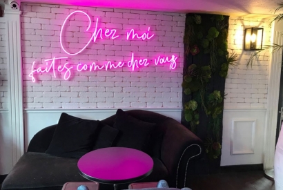 Un superbe enseigne LED de plusieurs mots en néon LED rose teinté masse