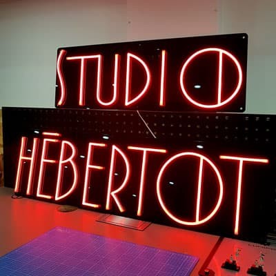 Enseignes lumineuses en néon LED sur fond Plexiglass