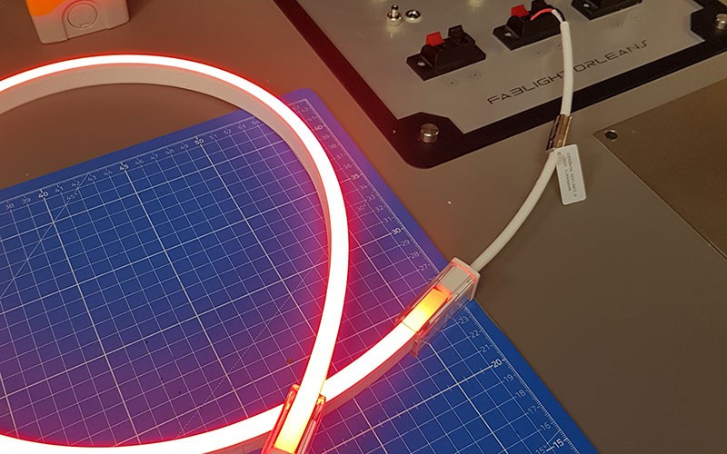 Comment installer les connectiques sur un néon LED SLIM ?
