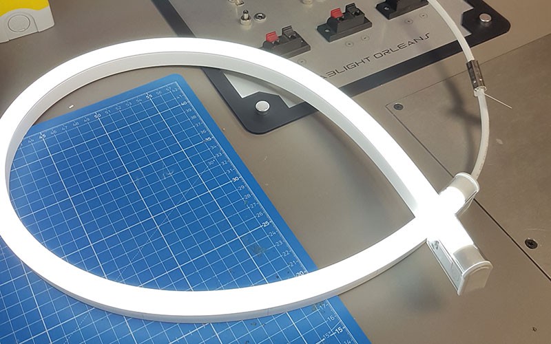 Comment installer les connectiques sur un néon LED BULBE ?