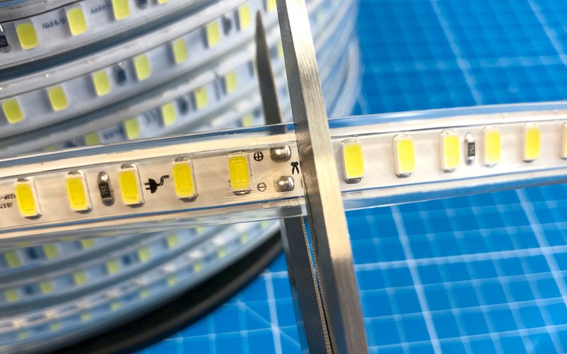 Couper un ruban LED 220V 120LED/m sécable tous les 100cm